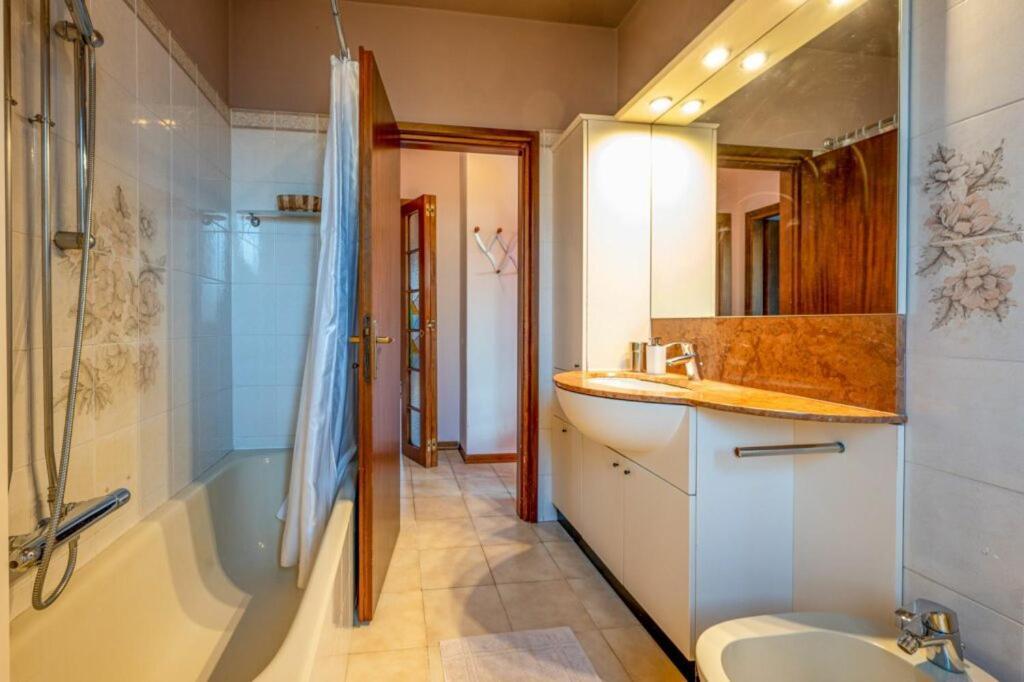Villa Iris -Pet Friendly Stay - Garden - Private Parking- Bike Friendly Holiday House Colico Exterior foto